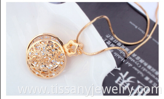 gold round pendant 